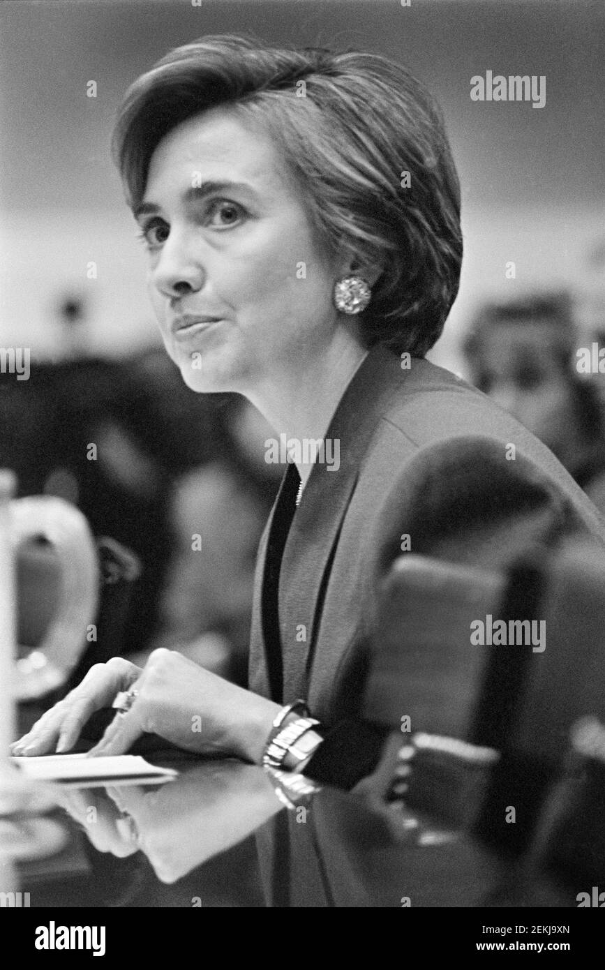 La première dame des États-Unis Hillary Clinton lors de sa présentation à l'audience du Congrès sur la réforme des soins de santé, Washington, D.C., États-Unis, Maureen Keating, Septembre 1993 Banque D'Images