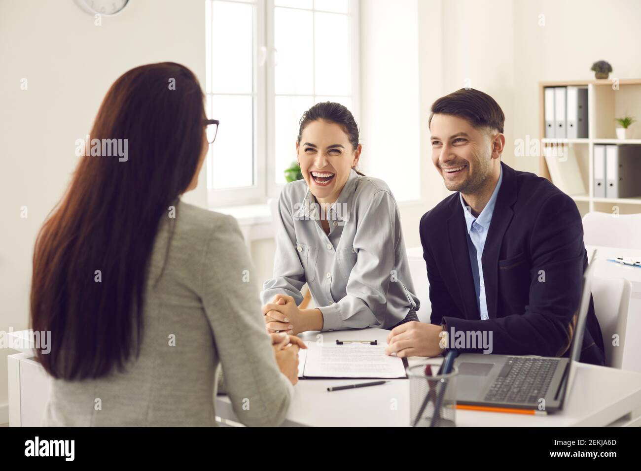 Couple au bureau lors d'une réunion de consultation dans une atmosphère amicale parlant au directeur de banque. Banque D'Images