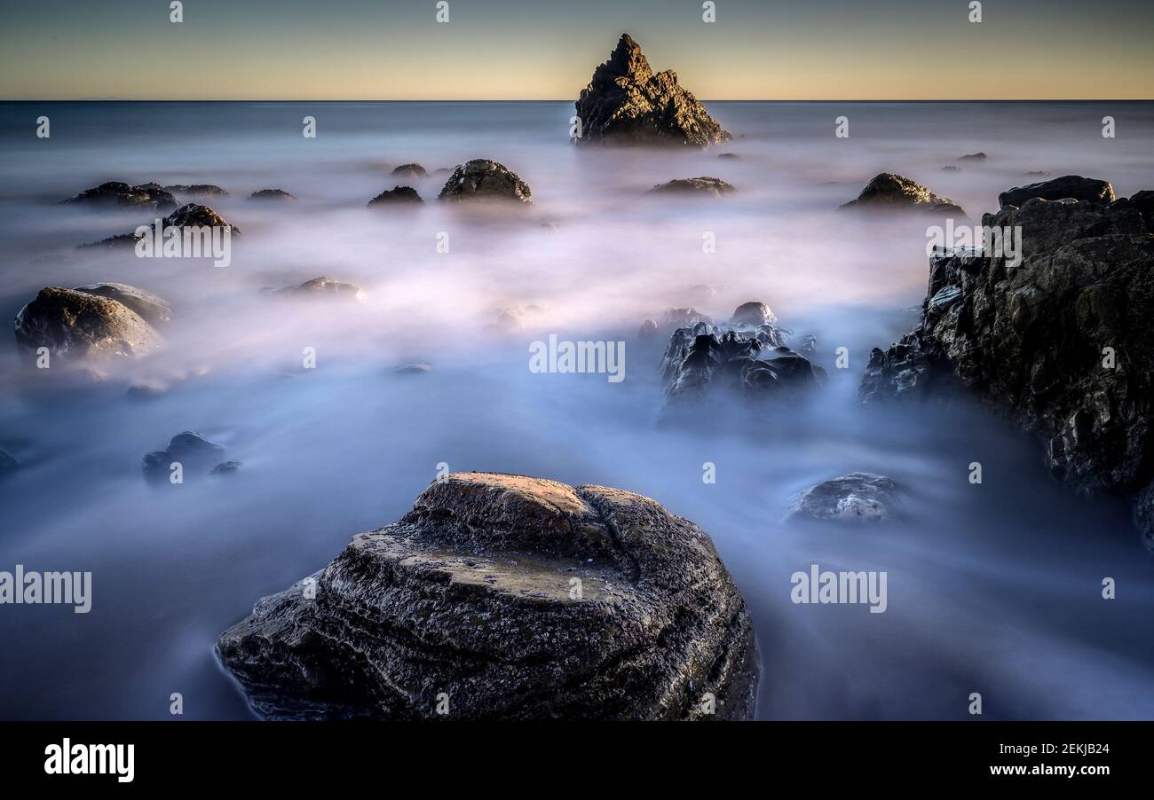 L'une de mes plages préférées « hors des sentiers battus ». Jamais trop de monde, toujours des vibes agréables. Assurez-vous d'être prêt pour les escaliers en bas et en arrière, il est Banque D'Images