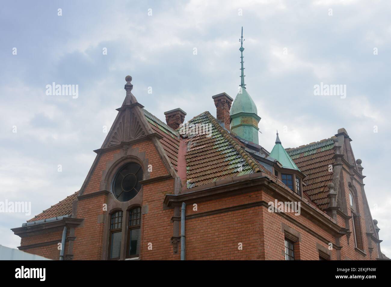 Toit de l'ancien bâtiment avec broche et fenêtre ronde à Zelenogradsk. Architecture allemande du siècle dernier. Banque D'Images