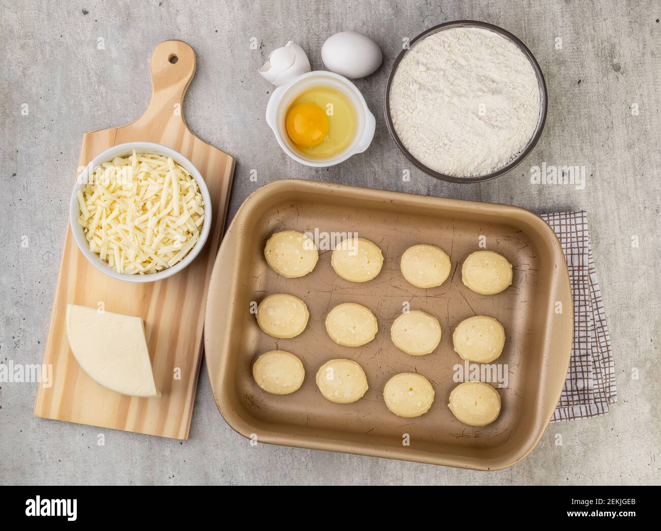 Pains au fromage brésilien typiques non cuits avec des ingrédients. Banque D'Images