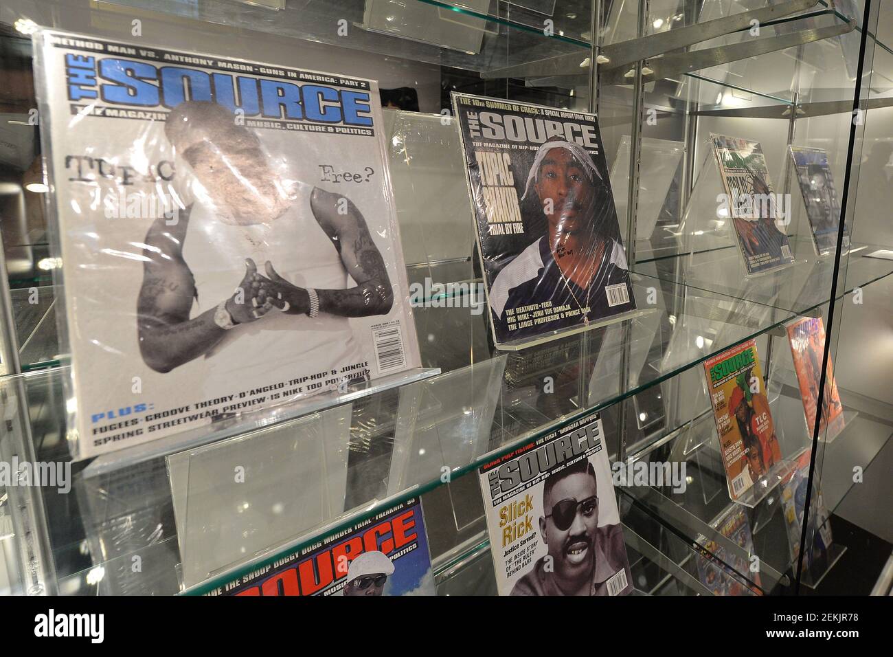 La couverture du magazine Source avec l'artiste Tupac Shakur (1971-1996)  exposée à la vente aux enchères de Sotheby, « The History and impact of Hip  Hop », à New York, NY, le