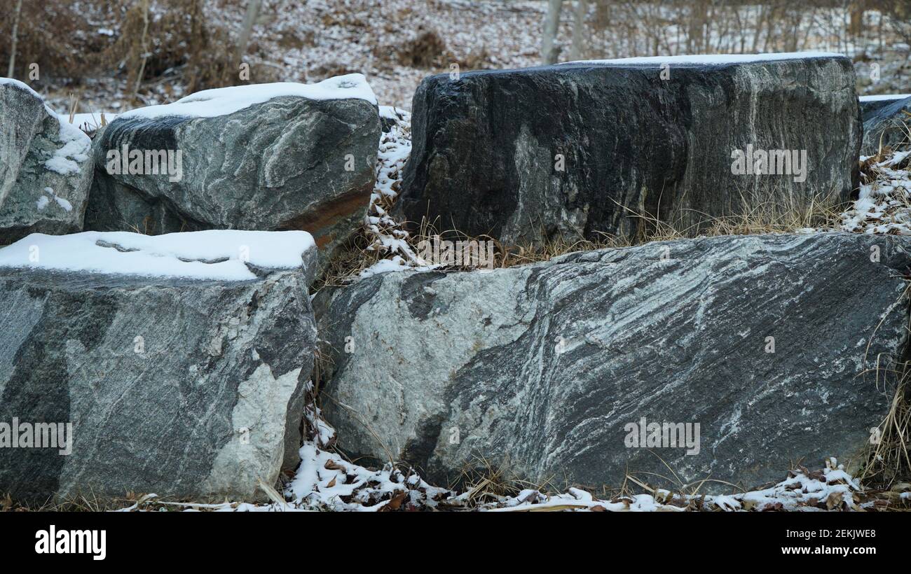 Grandes pierres enneigées dans le parc Banque D'Images