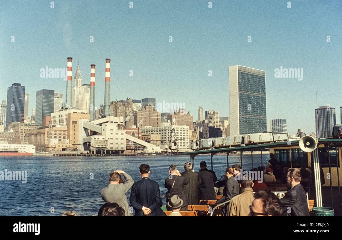 L'horizon de Manhattan vu depuis un bateau sur l'East River, Manhattan, New York City, NYC, USA, 1965 Banque D'Images