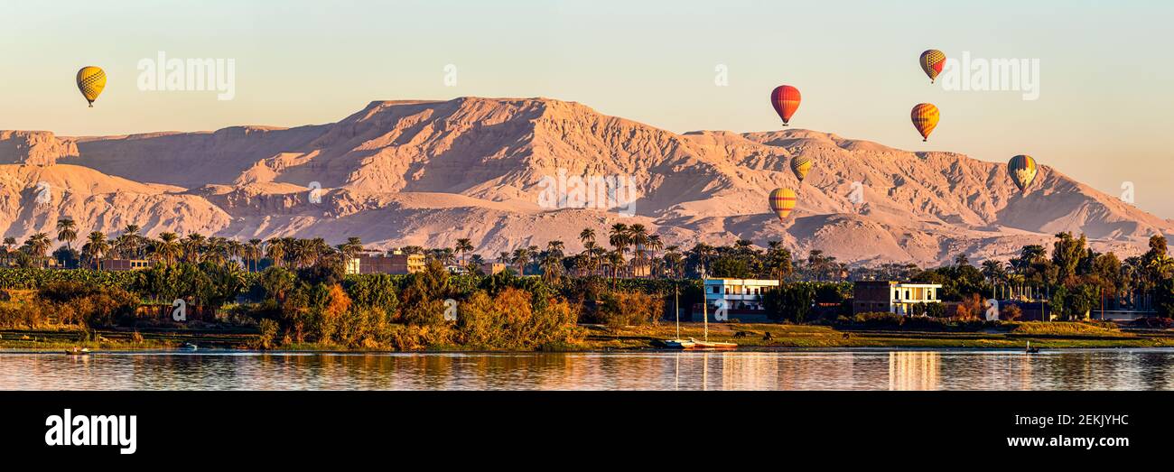 Ballons d'air chaud au-dessus de la rive Banque D'Images