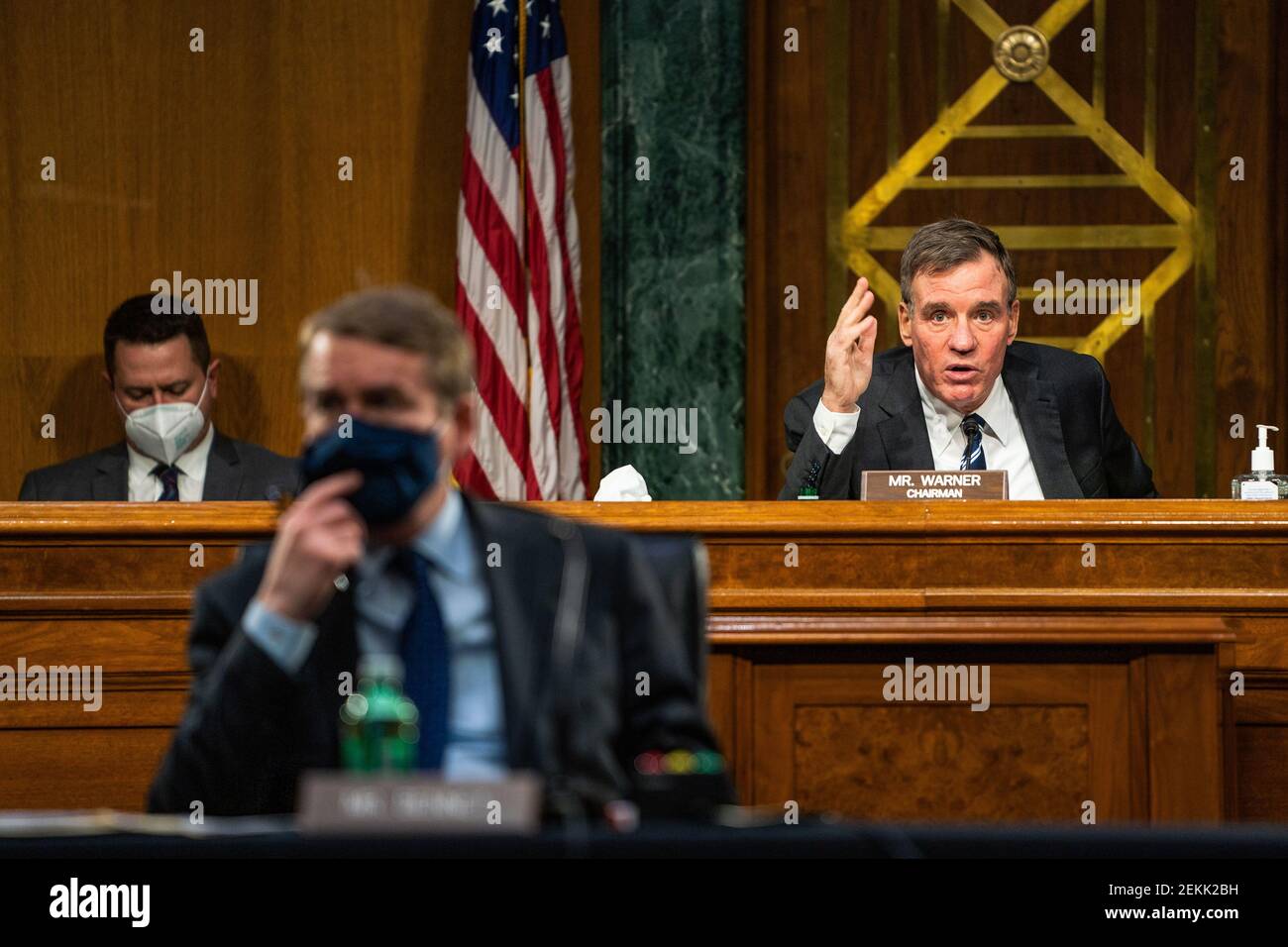 Washington, États-Unis. 23 février 2021. WASHINGTON, DC ? Le 23 février 2021 : le sénateur Mark Warner (D-va), président du Comité, fait une déclaration liminaire lors de l'audience du Comité du renseignement du Sénat sur Capitol Hill à Washington, DC. 23 février 2021. (Photo par Demetrius Freeman/Pool/Sipa USA) crédit: SIPA USA/Alay Live News Banque D'Images