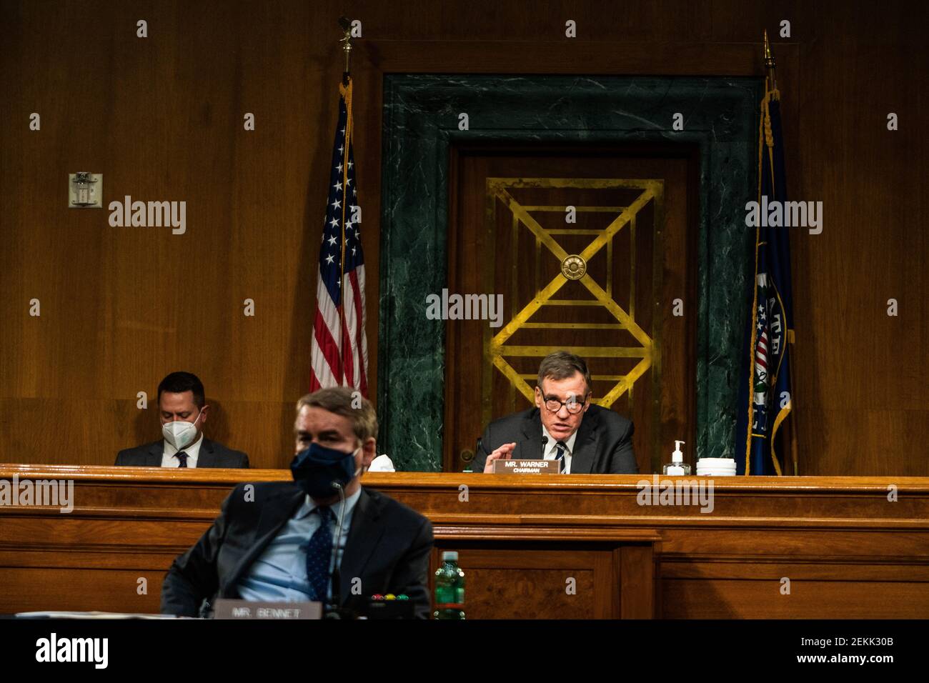 Washington, États-Unis. 23 février 2021. WASHINGTON, DC ? Le 23 février 2021 : le sénateur Mark Warner (D-va), président du Comité, fait une déclaration liminaire lors de l'audience du Comité du renseignement du Sénat sur Capitol Hill à Washington, DC. 23 février 2021. (Photo par Demetrius Freeman/Pool/Sipa USA) crédit: SIPA USA/Alay Live News Banque D'Images