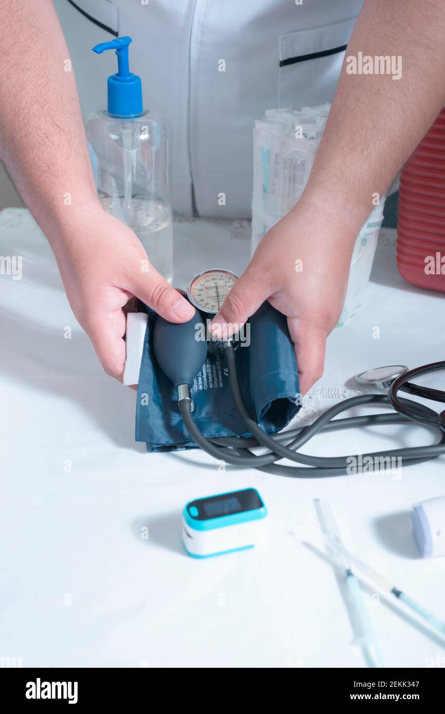 Il montre un article médical pour mesurer la pression artérielle Banque D'Images