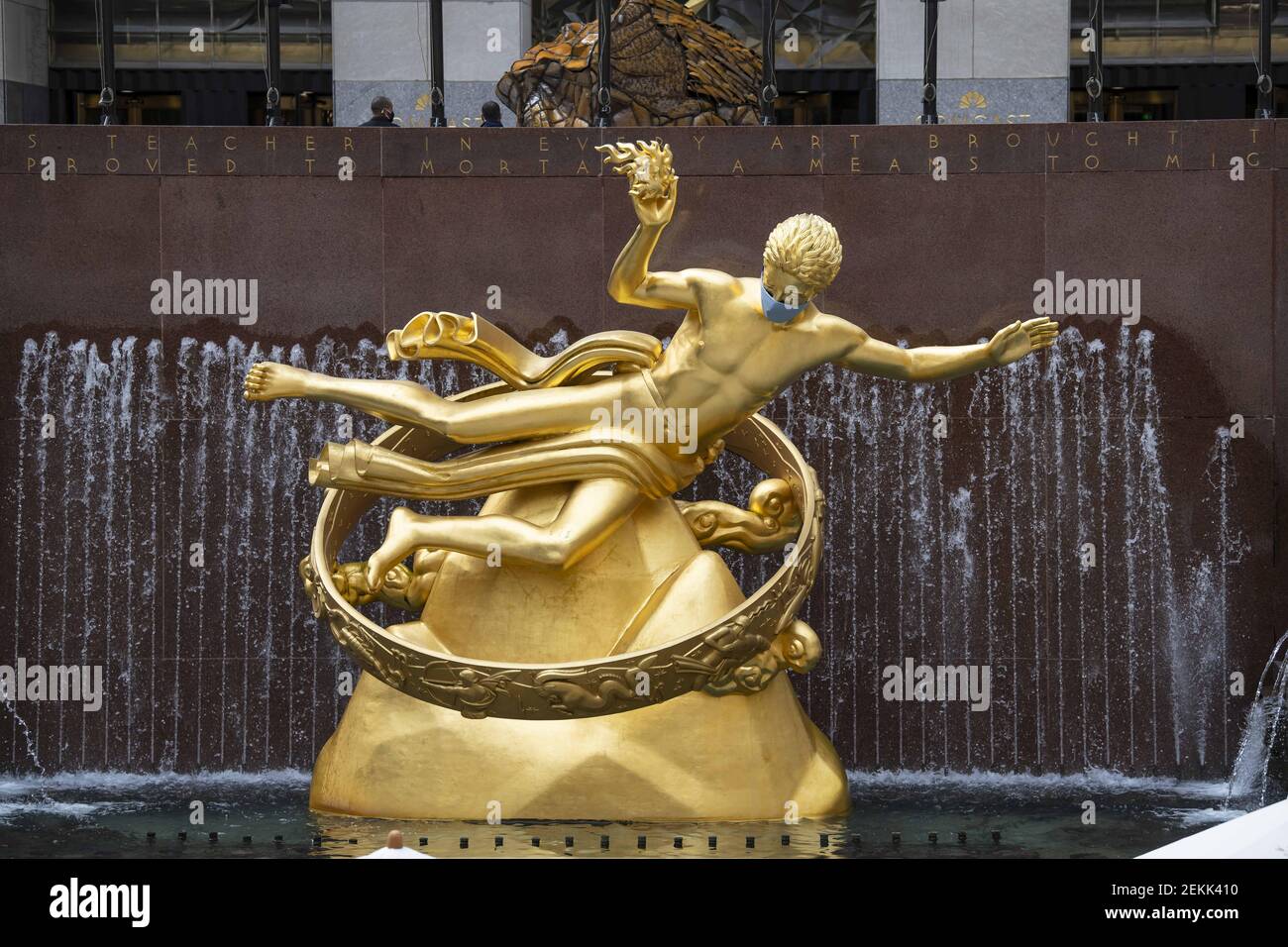 La sculpture Prométhée du Rockefeller Center présente un masque d'EPI en raison de Covid-19 à Manhattan, New York, le 16 septembre 2020. (Kostas Lymperopoulos/CSM/Sipa USA) Banque D'Images
