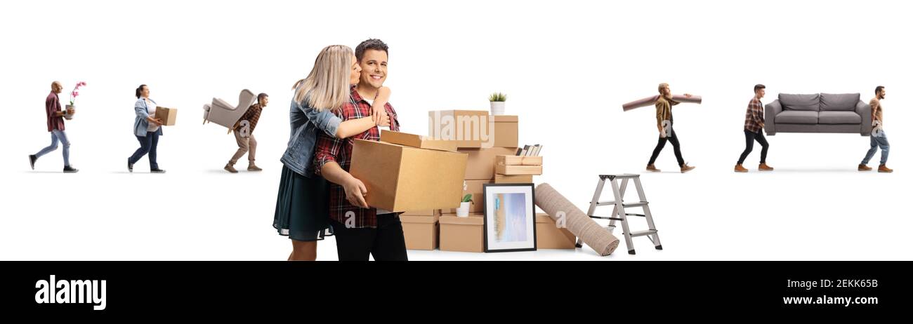Couple et jeunes personnes transportant des articles et se déplaçant dans un nouvelle maison isolée sur fond blanc Banque D'Images