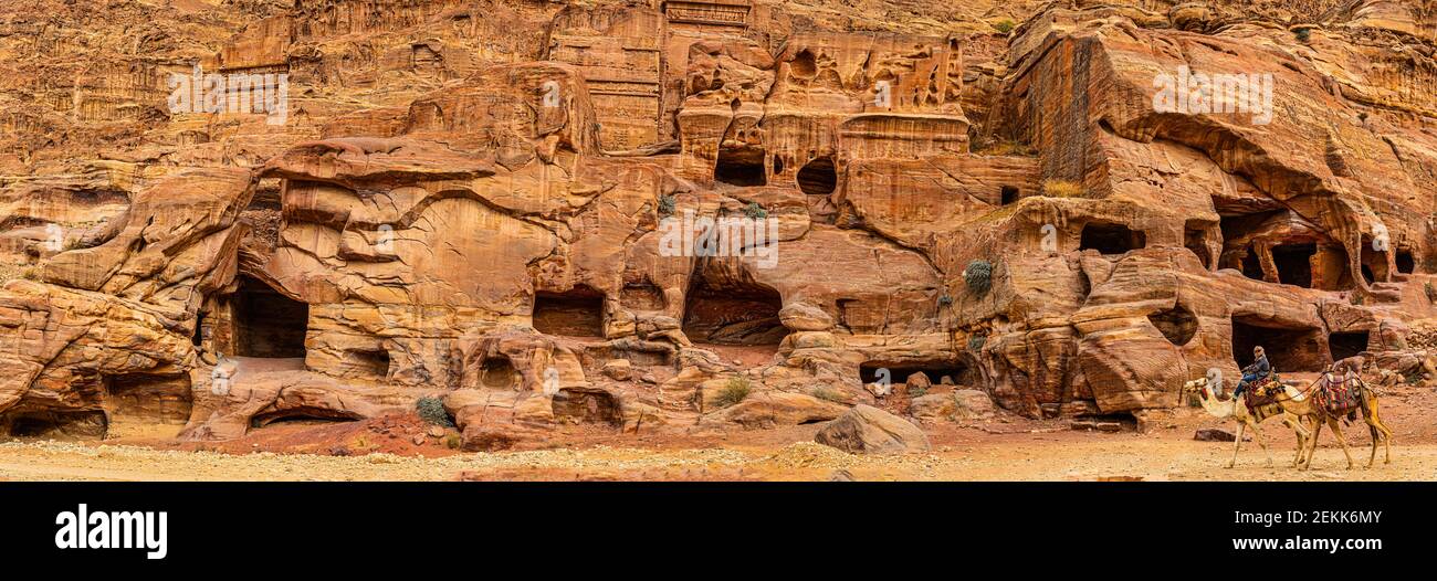 Formations rocheuses avec falaises, Petra, Jordanie Banque D'Images