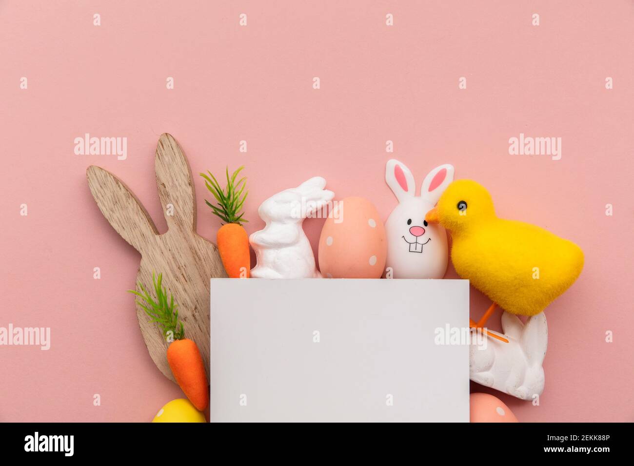 Carte de vœux de pâques vierge avec lapin de pâques et décorations aux œufs Banque D'Images