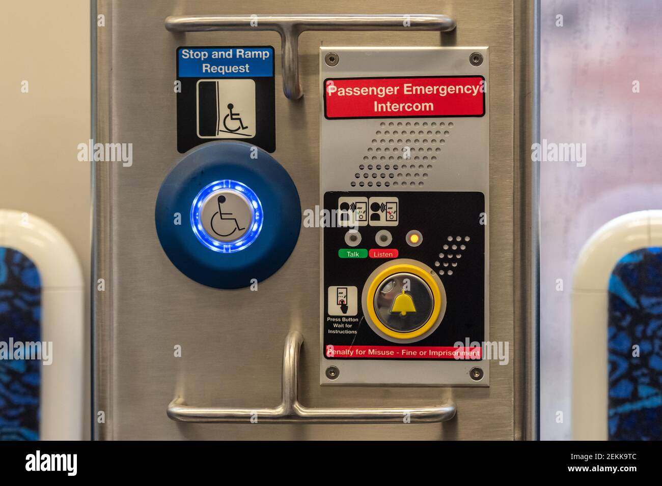 Intercom d'urgence des passagers dans un tramway moderne, Toronto, Canada Banque D'Images