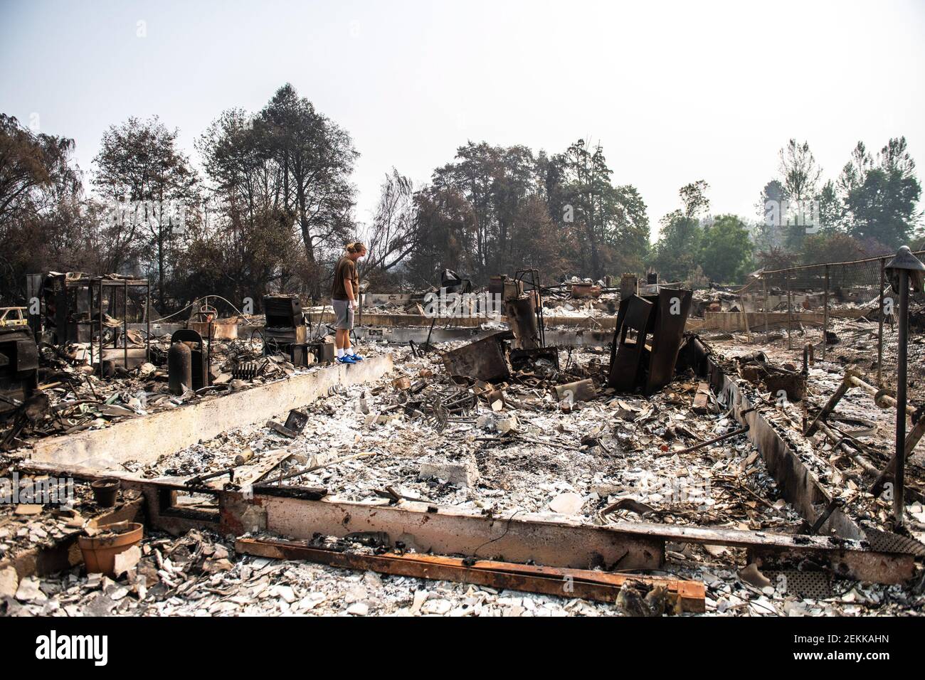 TALENT, MINERAI - 18 SEPTEMBRE 2020: Zach Kuhlow vérifie les vestiges de sa maison pour tout ce qui est salvagable. Son fils, qui a maintenant 10 ans, est né à l'intérieur de la maison. Dans Talent, à environ 20 miles au nord de la frontière de la Californie, les maisons ont été charrées au-delà de la reconnaissance. Dans l'ouest des États-Unis, au moins 87 feux de forêt sont en feu, selon le National Interagency Fire Center. Ils ont torqué plus de 4.7 millions d'acres -- plus de six fois la région de Rhode Island. Crédit : Chris Tuite/imageSPACE/Sipa USA Banque D'Images