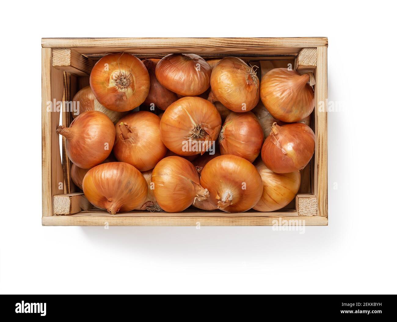 Caisse en bois pleine d'oignons jaunes crus isolés sur fond blanc. Oignon frais dans une boîte en bois. Récipients écologiques de style rustique pour les légumes. Banque D'Images
