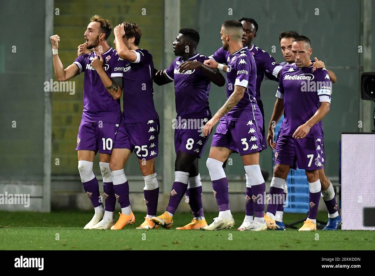 Gaetano Castrovilli d'AC Fiorentina (L) célèbre avec Federico Chiesa, Joseph Alfred Duncan, Cristiano Biraghi, Christian Kouame et Franck Ribery après avoir marquant le but de 1-0 lors de la série UN match de football entre ACF Fiorentina et Torino FC au stade Artemio Franchi de Florence (Italie), le 19 septembre 2020. Photo Andrea Staccioli / Insidefoto/Sipa USA Banque D'Images