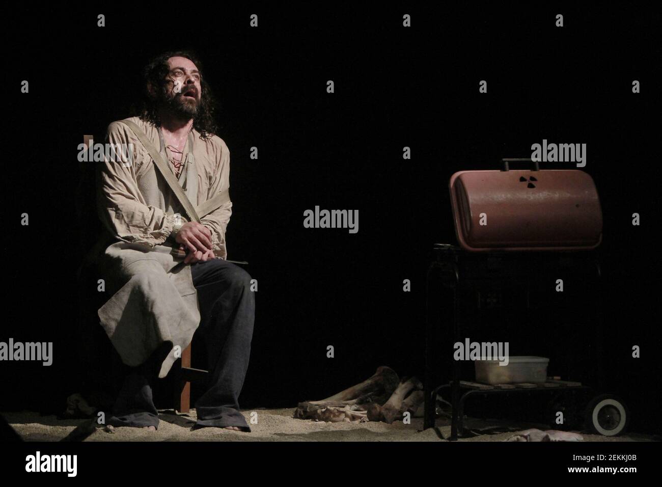 Les acteurs de la société Teatro Ceres exécutent une scène de la production "Tito ou un rêve prémonitoire" dirigée par Jerico Montilla et présentée au théâtre Alberto Pazy Mateos pendant la pandémie du coronavirus, le 19 septembre 2020 à Caracas, Venezuela. (Photo par Bernardo Suarez / INA photo Agency) Banque D'Images