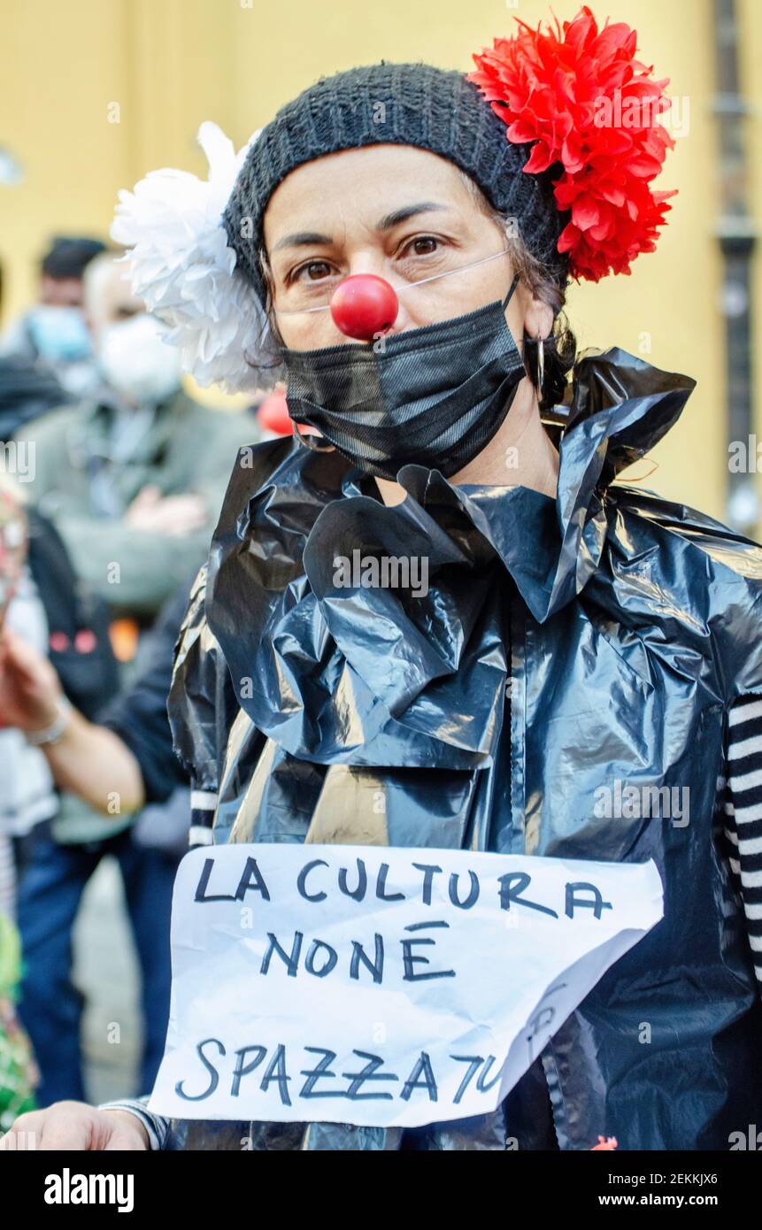 Rome, Italie. 23 février 2021. Acteurs, danseurs, travailleurs du secteur de l'art et du divertissement manifestation nationale contre les restrictions de Covid-19, sur la place Montecitorio, en dehors du Parlement italien crédit: LSF photo/Alamy Live News Banque D'Images