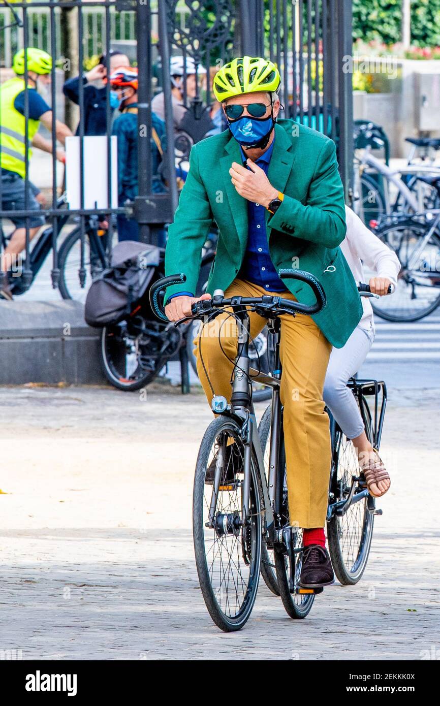 Roi Philippe, Filip de Belgique sur le vélo en raison du dimanche sans  voiture lors d'une visite à la Maison de l'Histoire européenne dans le  cadre des Journées du Patrimoine, à Bruxelles,