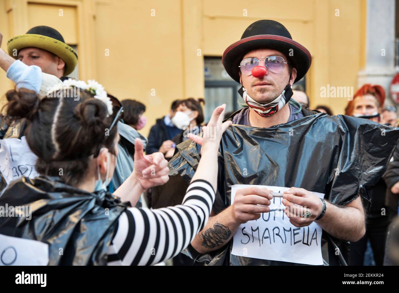Rome, Italie. 23 février 2021. Acteurs, danseurs, travailleurs du secteur de l'art et du divertissement manifestation nationale contre les restrictions de Covid-19, sur la place Montecitorio, en dehors du Parlement italien crédit: LSF photo/Alamy Live News Banque D'Images