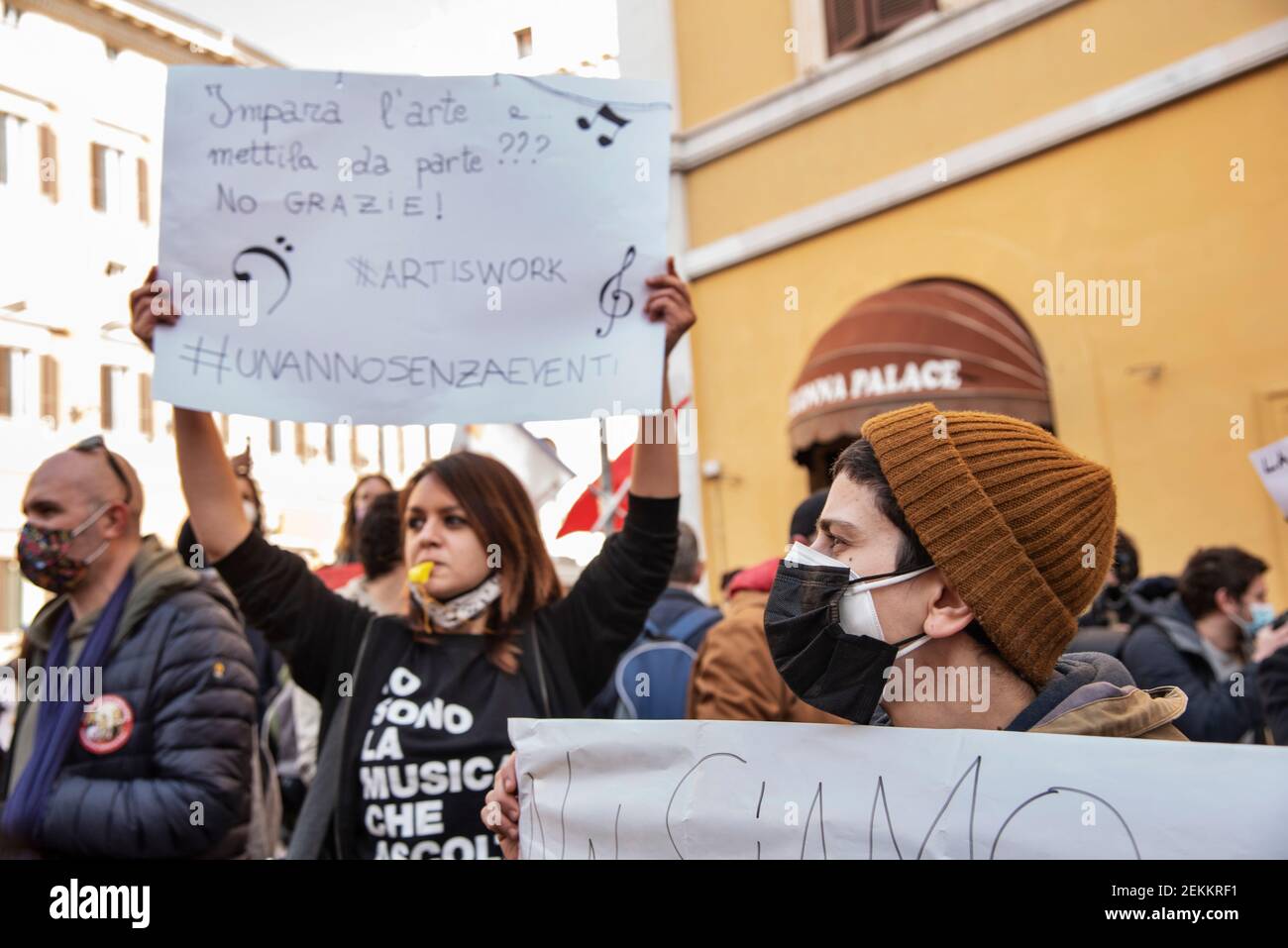 Rome, Italie. 23 février 2021. Acteurs, danseurs, travailleurs du secteur de l'art et du divertissement manifestation nationale contre les restrictions de Covid-19, sur la place Montecitorio, en dehors du Parlement italien crédit: LSF photo/Alamy Live News Banque D'Images