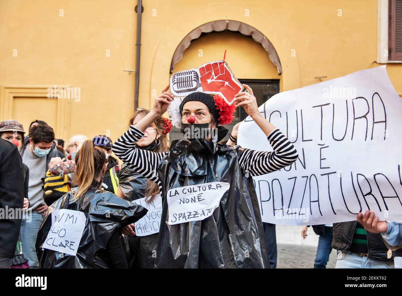 Rome, Italie. 23 février 2021. Acteurs, danseurs, travailleurs du secteur de l'art et du divertissement manifestation nationale contre les restrictions de Covid-19, sur la place Montecitorio, en dehors du Parlement italien crédit: LSF photo/Alamy Live News Banque D'Images