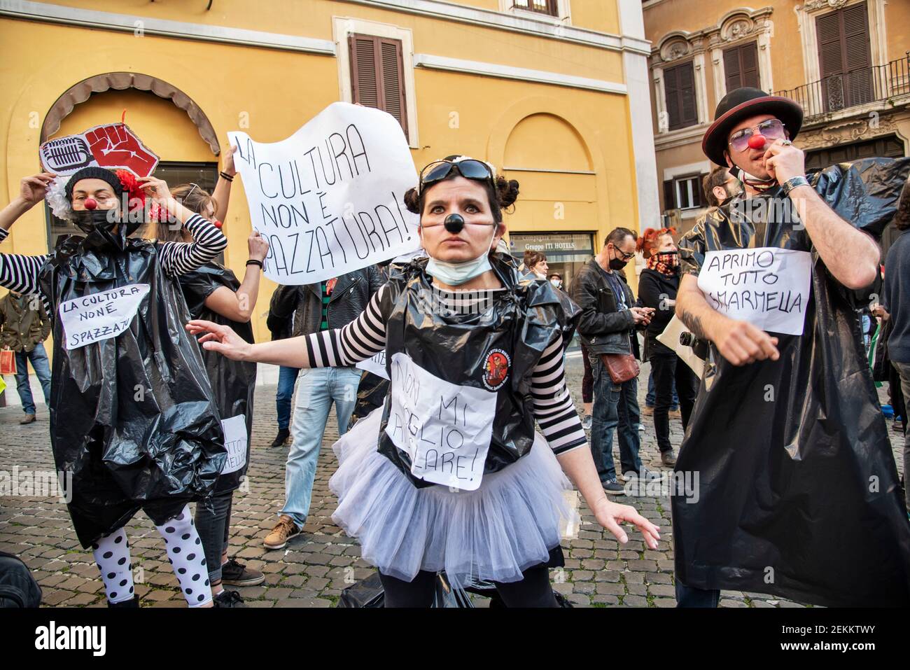 Rome, Italie. 23 février 2021. Acteurs, danseurs, travailleurs du secteur de l'art et du divertissement manifestation nationale contre les restrictions de Covid-19, sur la place Montecitorio, en dehors du Parlement italien crédit: LSF photo/Alamy Live News Banque D'Images