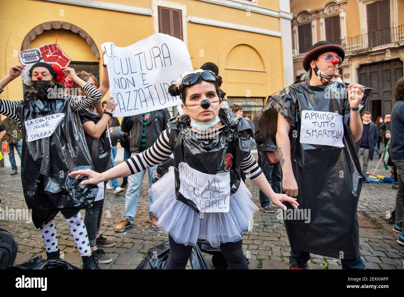 Rome, Italie. 23 février 2021. Acteurs, danseurs, travailleurs du secteur de l'art et du divertissement manifestation nationale contre les restrictions de Covid-19, sur la place Montecitorio, en dehors du Parlement italien crédit: LSF photo/Alamy Live News Banque D'Images