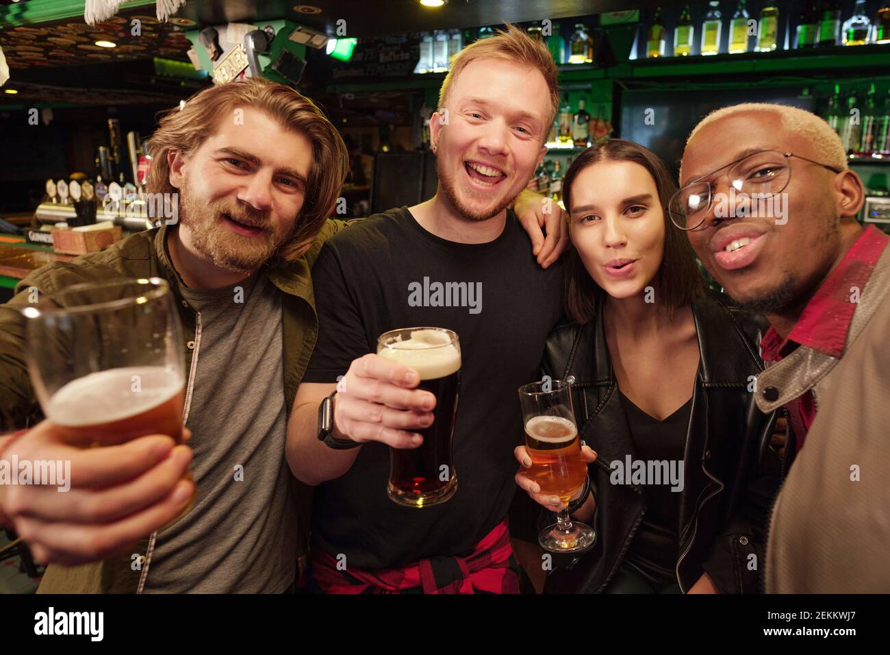 Les gens qui boivent de la bière Banque de photographies et d’images à ...