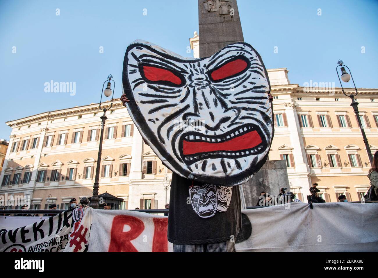 Rome, Italie. 23 février 2021. Acteurs, danseurs, travailleurs du secteur de l'art et du divertissement manifestation nationale contre les restrictions de Covid-19, sur la place Montecitorio, en dehors du Parlement italien crédit: LSF photo/Alamy Live News Banque D'Images
