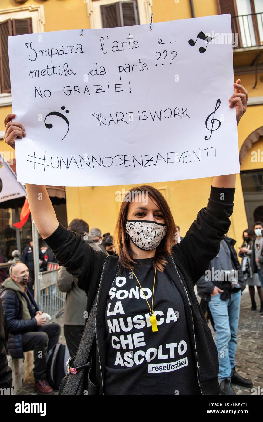 Rome, Italie. 23 février 2021. Acteurs, danseurs, travailleurs du secteur de l'art et du divertissement manifestation nationale contre les restrictions de Covid-19, sur la place Montecitorio, en dehors du Parlement italien crédit: LSF photo/Alamy Live News Banque D'Images