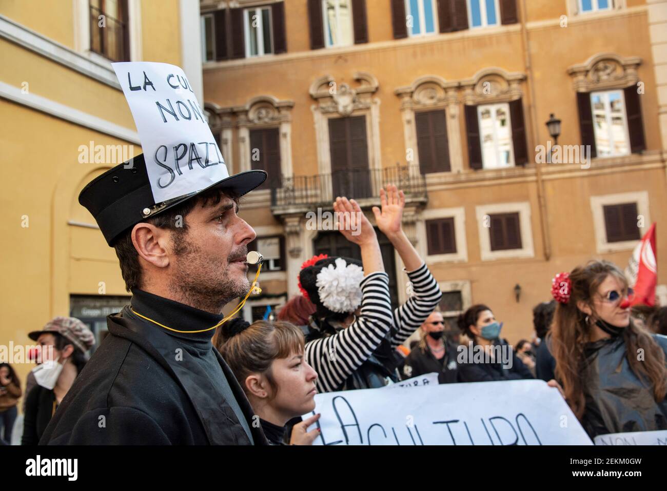 Rome, Italie. 23 février 2021. Acteurs, danseurs, travailleurs du secteur de l'art et du divertissement manifestation nationale contre les restrictions de Covid-19, sur la place Montecitorio, en dehors du Parlement italien crédit: LSF photo/Alamy Live News Banque D'Images