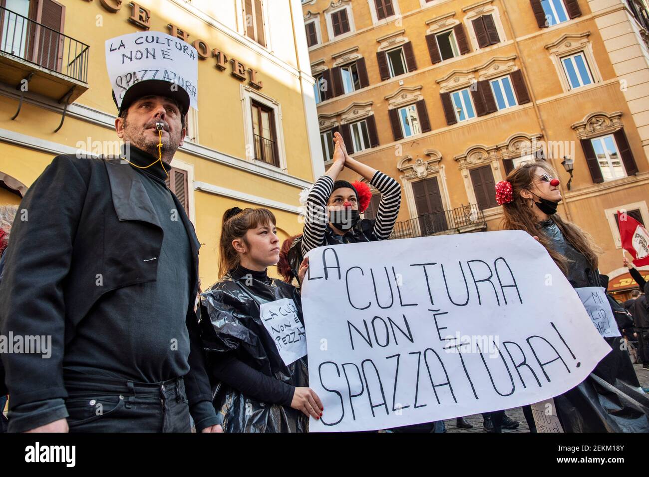 Rome, Italie. 23 février 2021. Acteurs, danseurs, travailleurs du secteur de l'art et du divertissement manifestation nationale contre les restrictions de Covid-19, sur la place Montecitorio, en dehors du Parlement italien crédit: LSF photo/Alamy Live News Banque D'Images