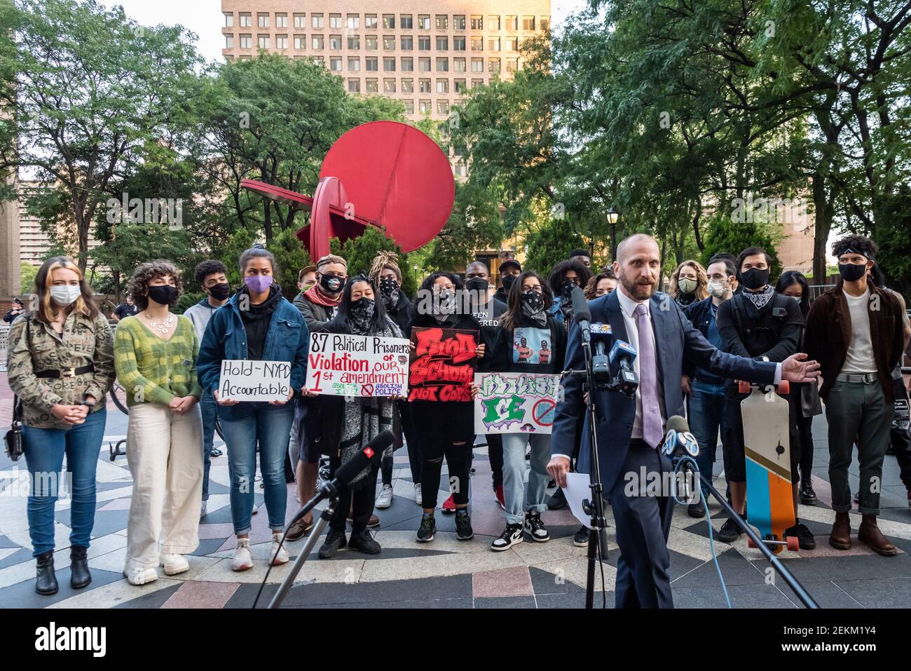 Flanqué d'un groupe de manifestants qui ont été arrêtés à Times Square le samedi 19 septembre 2020, lors d'une manifestation contre le bureau de l'Immigration et de l'application des douanes, l'avocat des droits civils David Rankin s'exprime lors d'une conférence de presse devant le 1 poste de police de New York le 21 septembre 2020. Les manifestants accusent le NYPD de brutalités policières, d'arrestations illégales et de traitements injustes pendant leur détention. (Photo de Gabriele Holtermann/Sipa) Banque D'Images