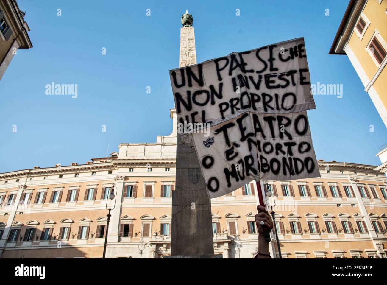 Rome, Italie. 23 février 2021. Acteurs, danseurs, travailleurs du secteur de l'art et du divertissement manifestation nationale contre les restrictions de Covid-19, sur la place Montecitorio, en dehors du Parlement italien crédit: LSF photo/Alamy Live News Banque D'Images