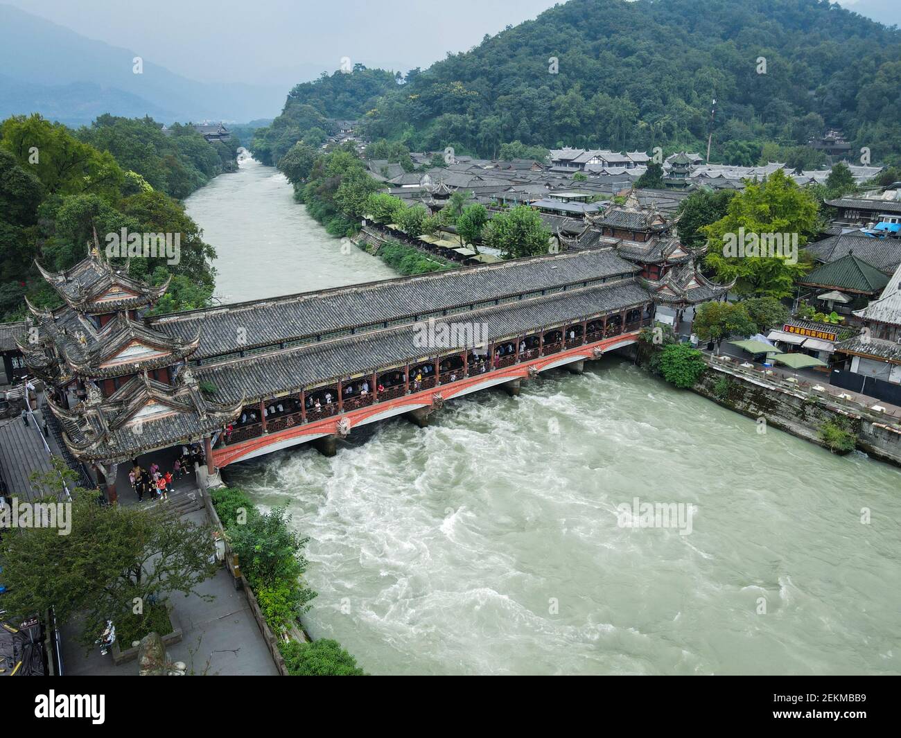 Une vue aérienne du Dujiangyan, un ancien système d'irrigation construit autour de 256 av. J.-C. par l'État de Qin comme un projet d'irrigation et de contrôle des crues et encore en service aujourd'hui, ville de Dujiangyan au niveau du comté, ville de Chengdu, sud-ouest de la province du Sichuan en Chine, 20 septembre 2020. (Photo de Xiao Yi/ChinaImages/Sipa USA) Banque D'Images