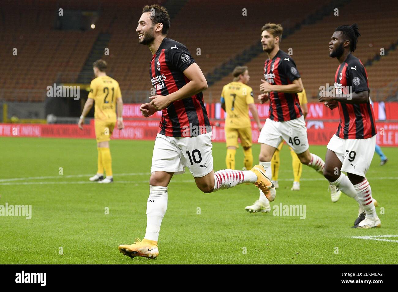 MILAN, ITALIE - 24 septembre 2020 : Hakan Calhanoglu (L) de l'AC Milan célèbre après avoir marquant un but lors du troisième match de qualification de l'UEFA Europa League entre l'AC Milan et le FK Bodo/Glimt. (Photo de Nicolò Campo/Sipa USA) Banque D'Images