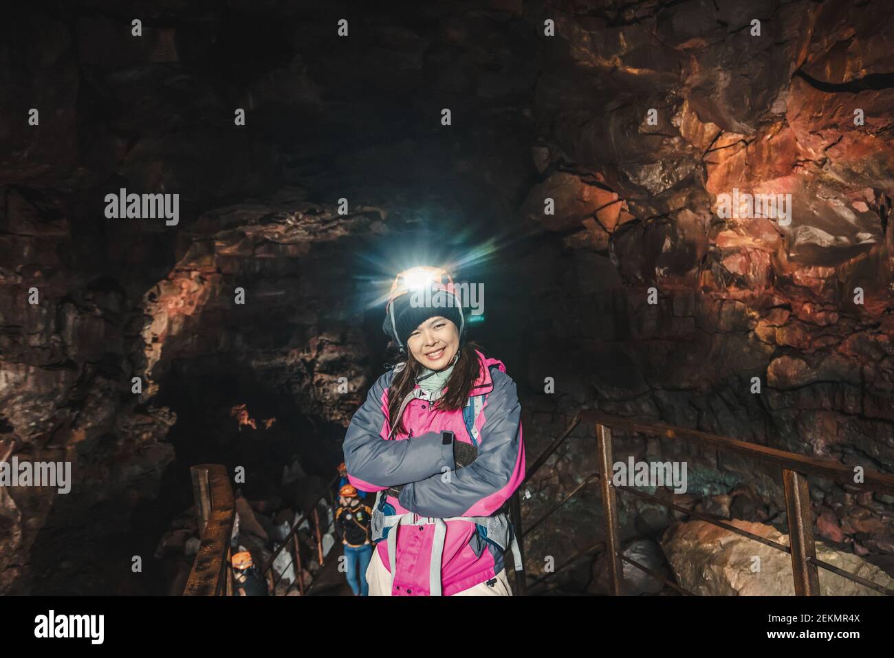 Une femme voyageur explore le tunnel de lave en Islande. Raufarholshellir est un beau monde caché de caverne. C'est l'une des plus longues et des plus connues lave Banque D'Images