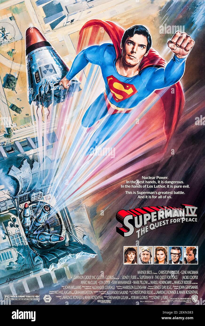 Superman IV: The Quest for Peace (1987) dirigé par Gary Goddard et avec Christopher Reeve, Gene Hackman et Margot Kidder. L'homme de l'acier se croisa pour le désarmement nucléaire et rencontre l'homme nucléaire. Banque D'Images