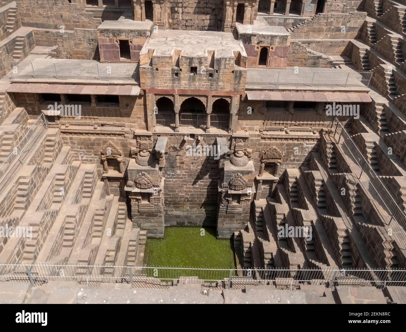 large vue sur les marches et l'eau à chand baori, un steppwell situé au village d'abhaneri dans l'état indien du rajasthan Banque D'Images