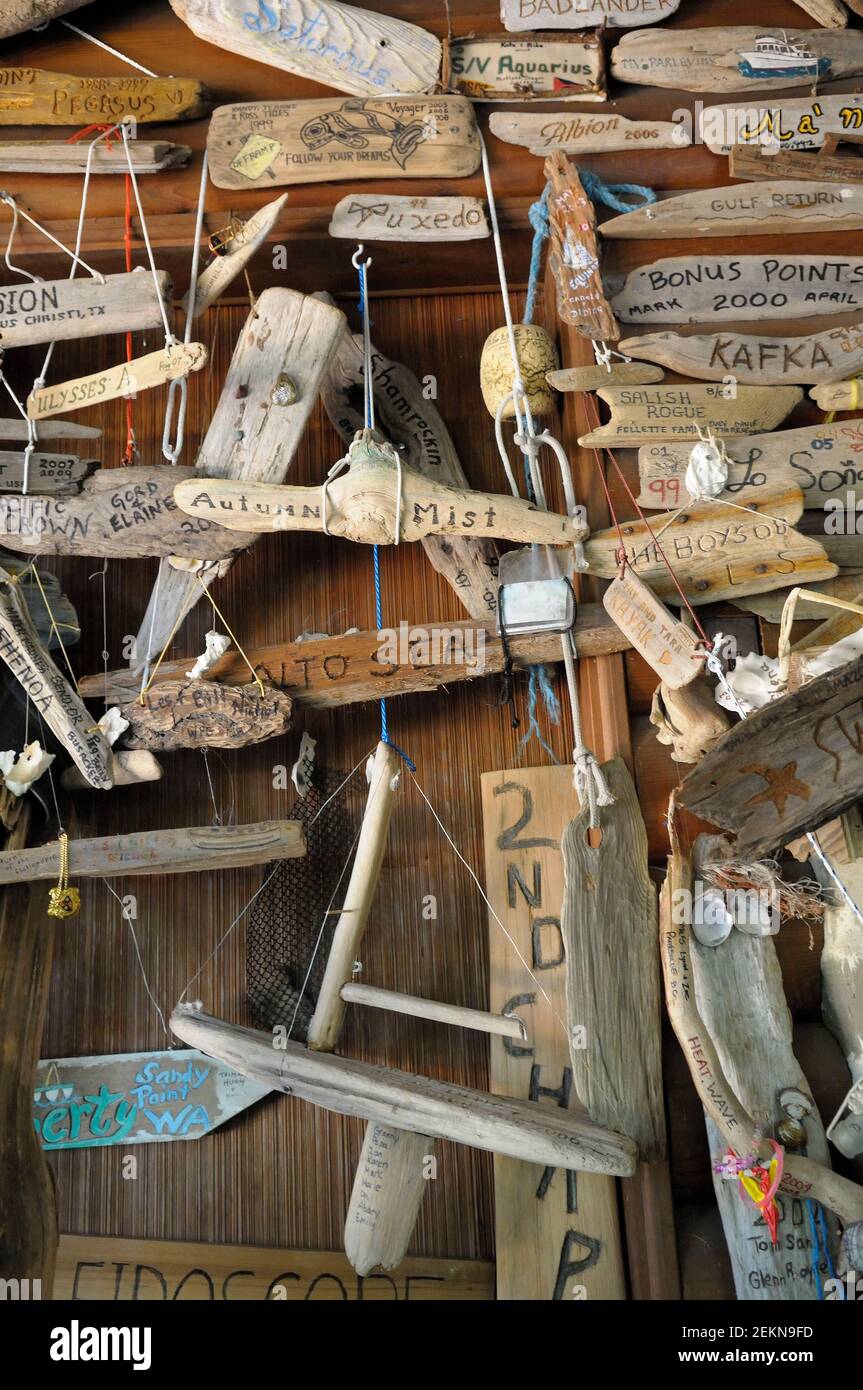 Panneaux de bateau en bois flotté suspendus dans un vieux bâtiment, Wallace Island, Gulf Islands, Colombie-Britannique, Canada Banque D'Images