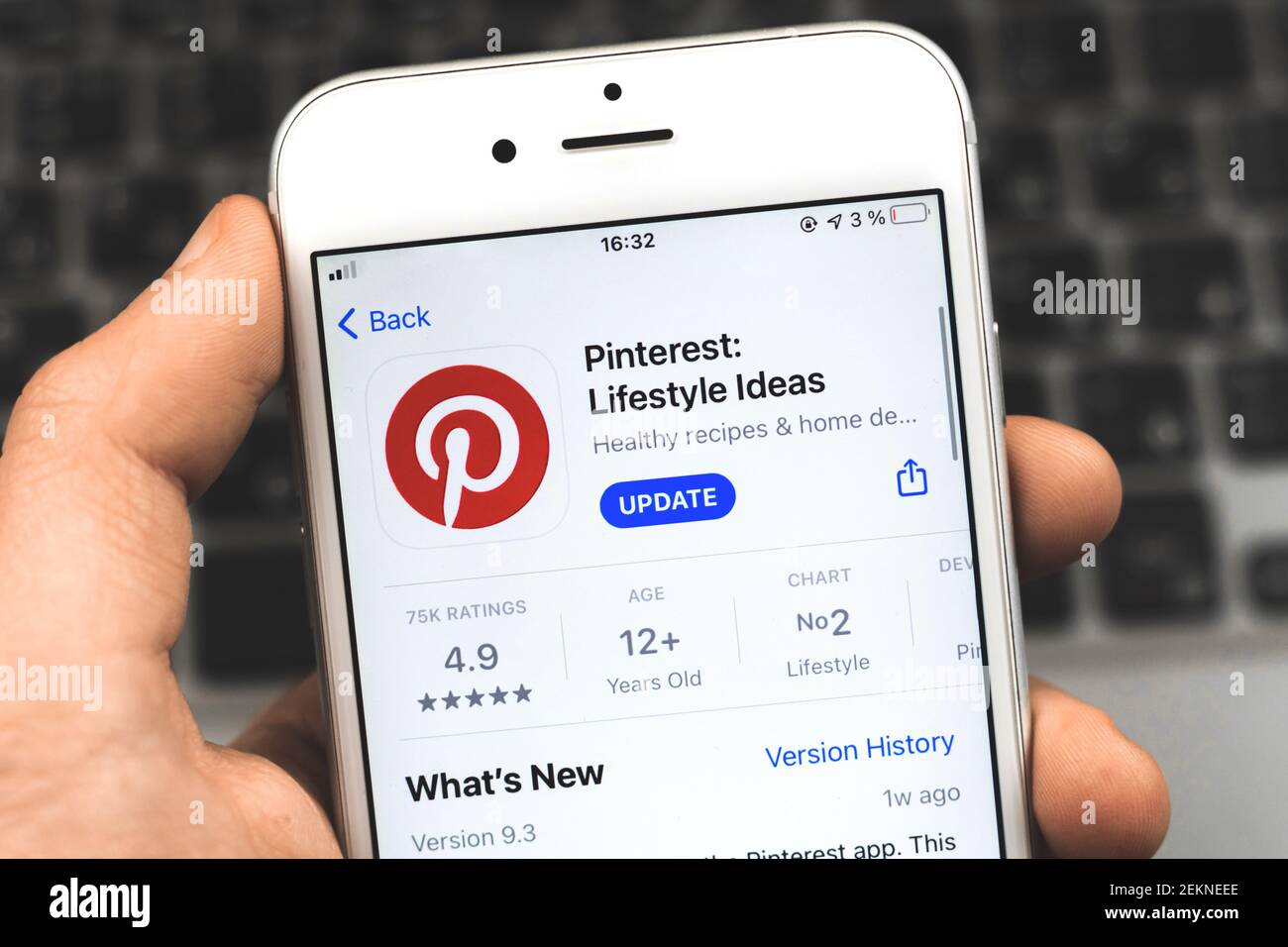 Kharkov, Ukraine - février 22, 2021: Icône d'application Pinterest sur l'écran iPhone d'Apple gros plan, application populaire de réseau social dans la main de l'homme Banque D'Images