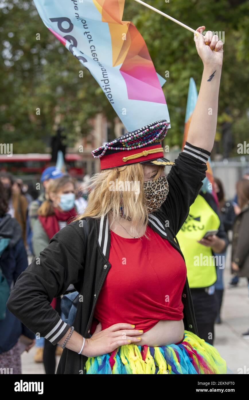 Une femme portant un masque de visage rejoint Pantomime dames lorsqu'elle marche à travers Londres. Pantomime dames a traversé Londres, tandis qu'ils se joignent à d'autres créatifs pour souligner la situation critique de l'industrie du théâtre et de ses travailleurs provoquée par la pandémie COVID-19. (Photo par Dave Rushen / SOPA Images / Sipa USA) Banque D'Images
