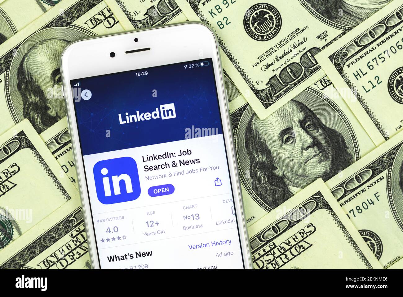 Kharkov, Ukraine - 22 février 2021 : LinkedIn dans l'App Store, gros plan, écran Apple iPhone, photo Banque D'Images