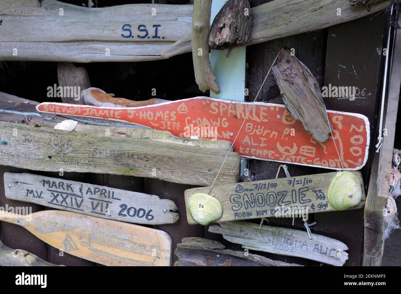 Panneaux de bateau accrochés à un vieux bâtiment, Wallace Island, Gulf Islands, Colombie-Britannique, Canada Banque D'Images