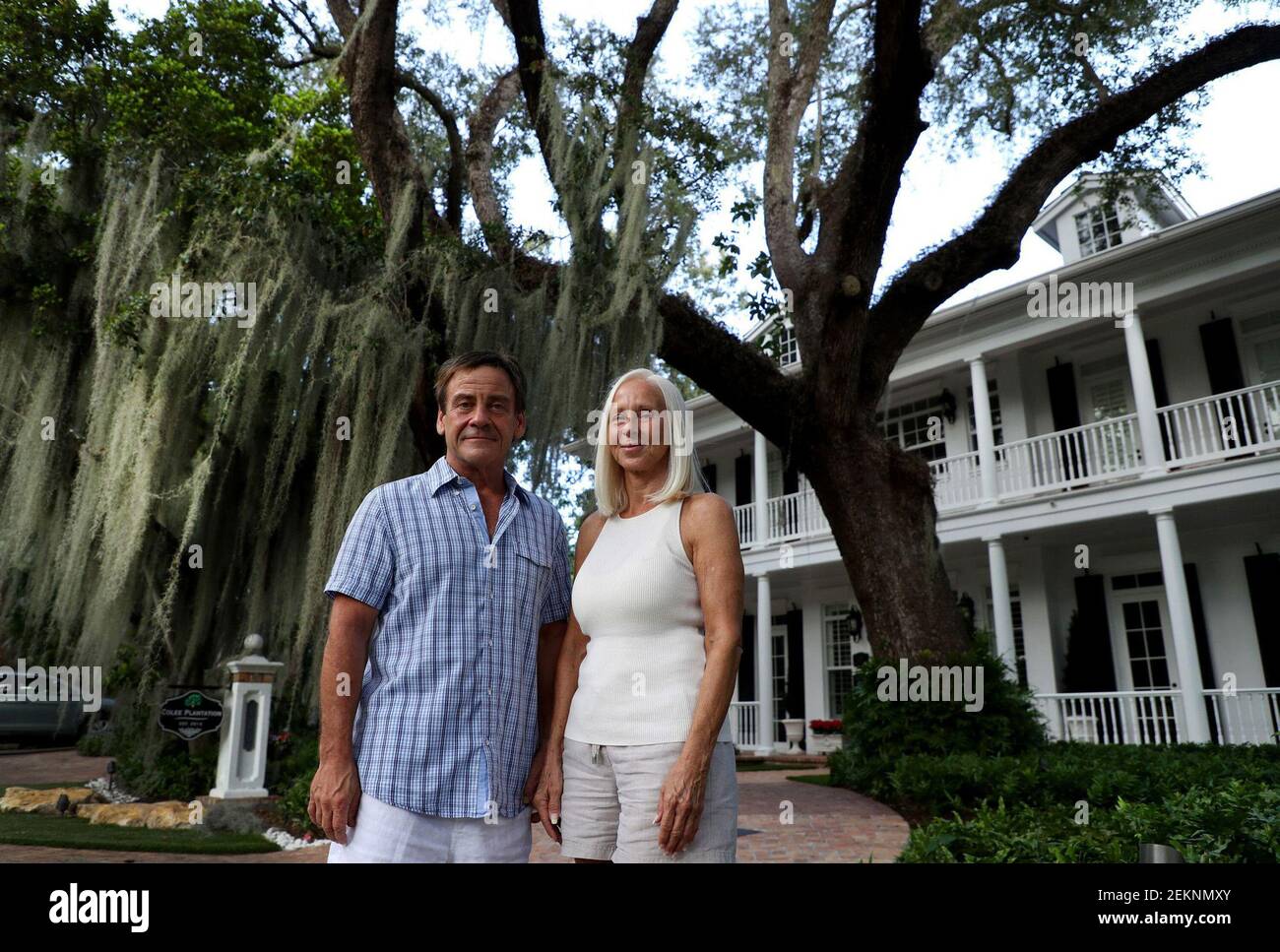 John et Kate Strautman devant leur maison dans la communauté de Colee Hammock à fort Lauderdale