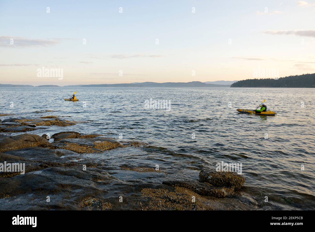 Kayakistes arrondissant le point sur l'île Russell, Colombie-Britannique, Canada Banque D'Images