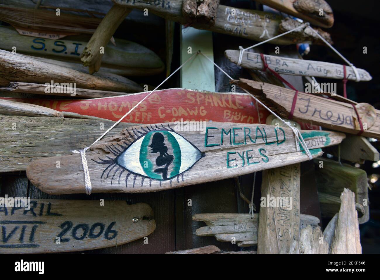 Driftwood signe pour Emerald Eyes 2014, Wallace Island, Gulf Islands, Colombie-Britannique, Canada Banque D'Images