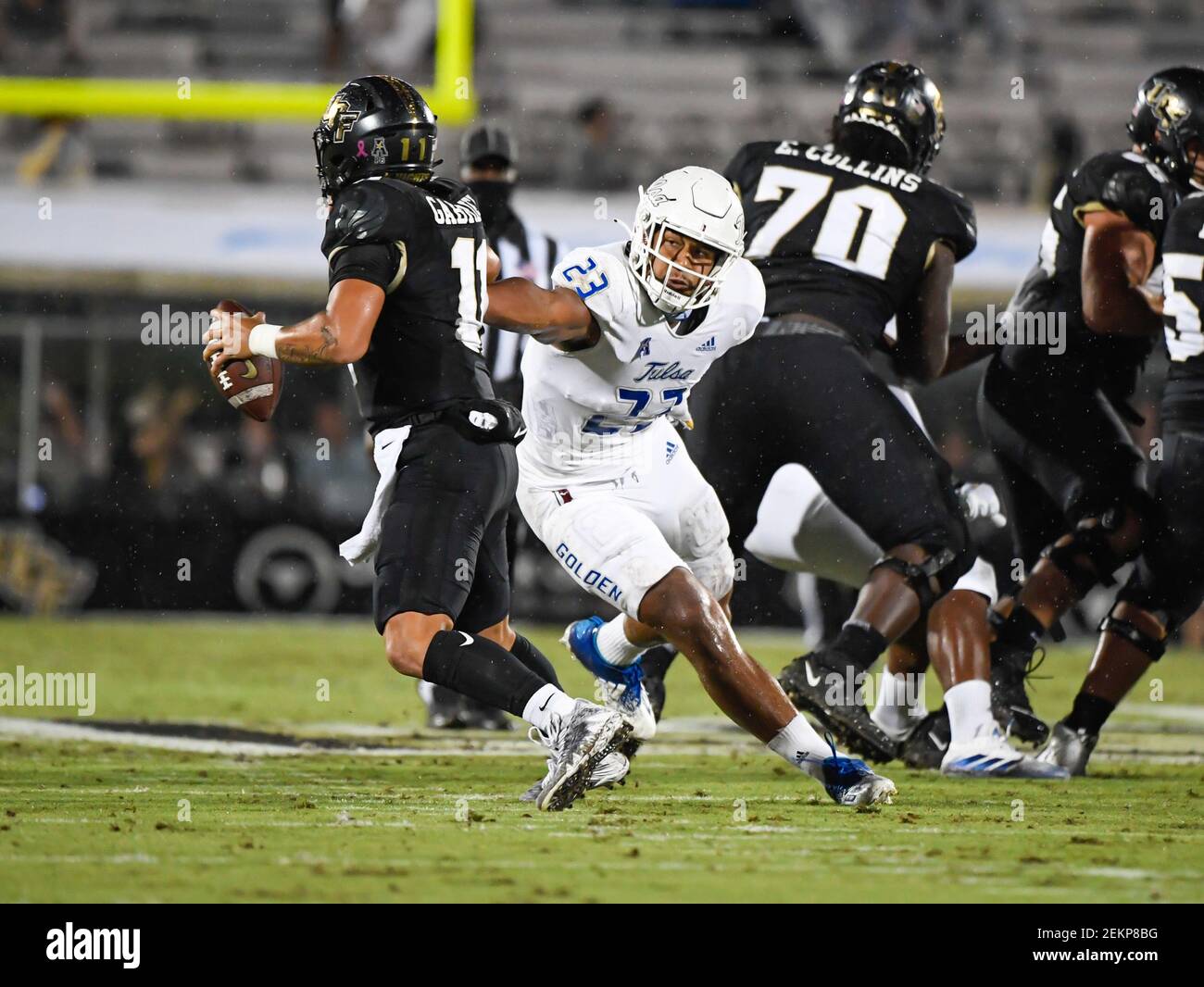 3 octobre 2020 - Orlando, FL, U.S: Le quarterback des chevaliers UCF Dillon Gabriel (11) est mis sous pression par Tulsa Golden Hurricane linebacker Zaven Collins (23) pendant la première moitié du match de football NCAA entre l'ouragan d'or de Tulsa et les chevaliers UCF à la Maison Bounce à Orlando, en Floride. Roméo T Guzman/Cal Sport Media/Sipa USA (image de crédit : et copie ; Roméo Guzman/CSM/Sipa USA) Banque D'Images