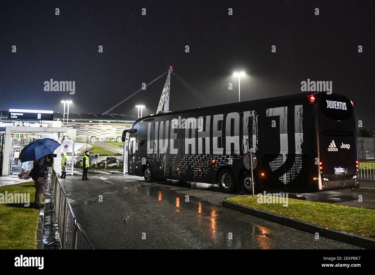 TURIN, ITALIE - 04 octobre 2020 : le bus transportant les joueurs de  Juventus arrive au stade Allianz à l'approche du match de football Serie A  entre le FC Juventus et la